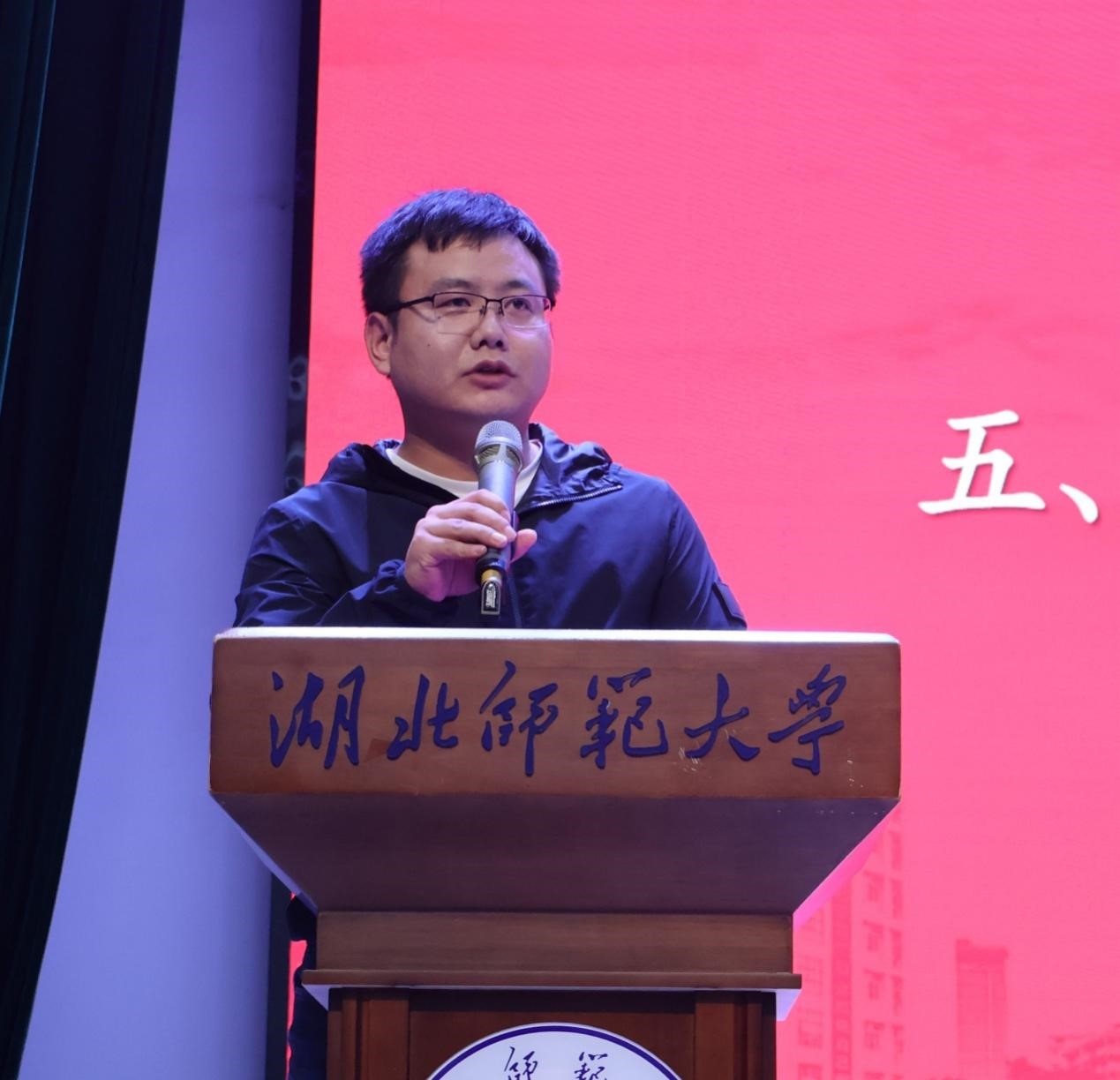 男人手里拿着钟表  中度可信度描述已自动生成