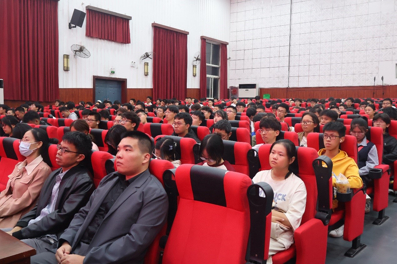 礼堂里有许多人  描述已自动生成