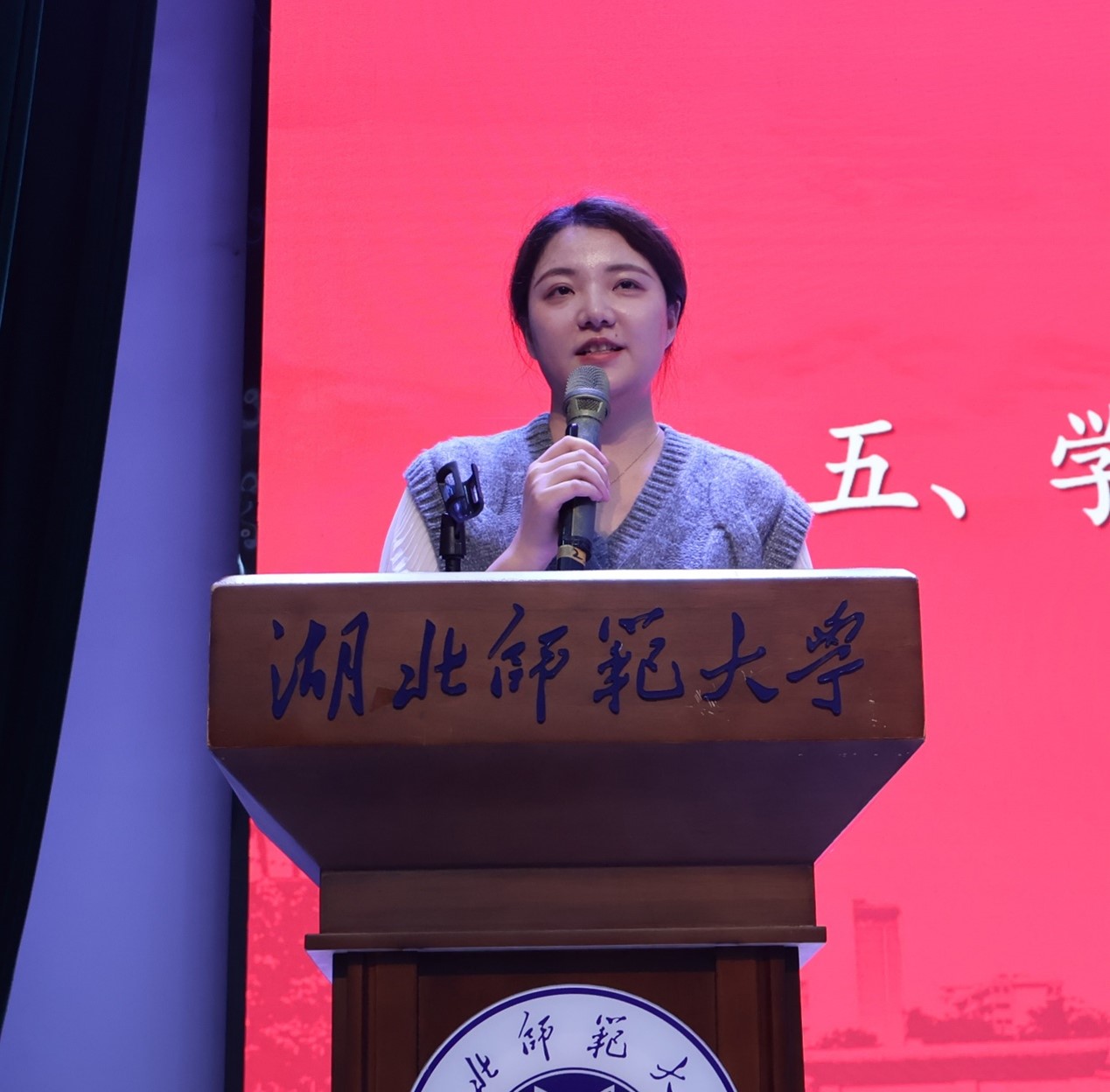 商店的墙壁上有钟表  描述已自动生成