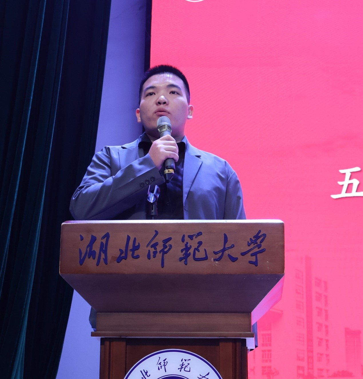 男人手里拿着钟表  中度可信度描述已自动生成