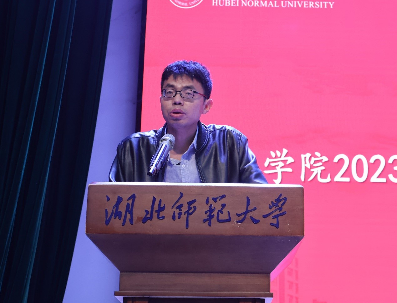 男人的照片上写着字  描述已自动生成