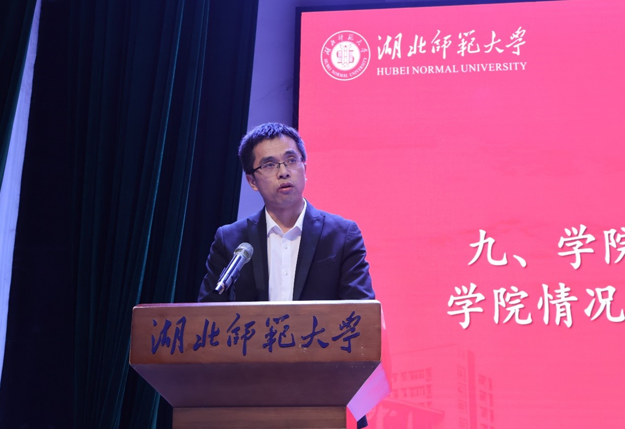 人的照片上写着字的牌子  描述已自动生成