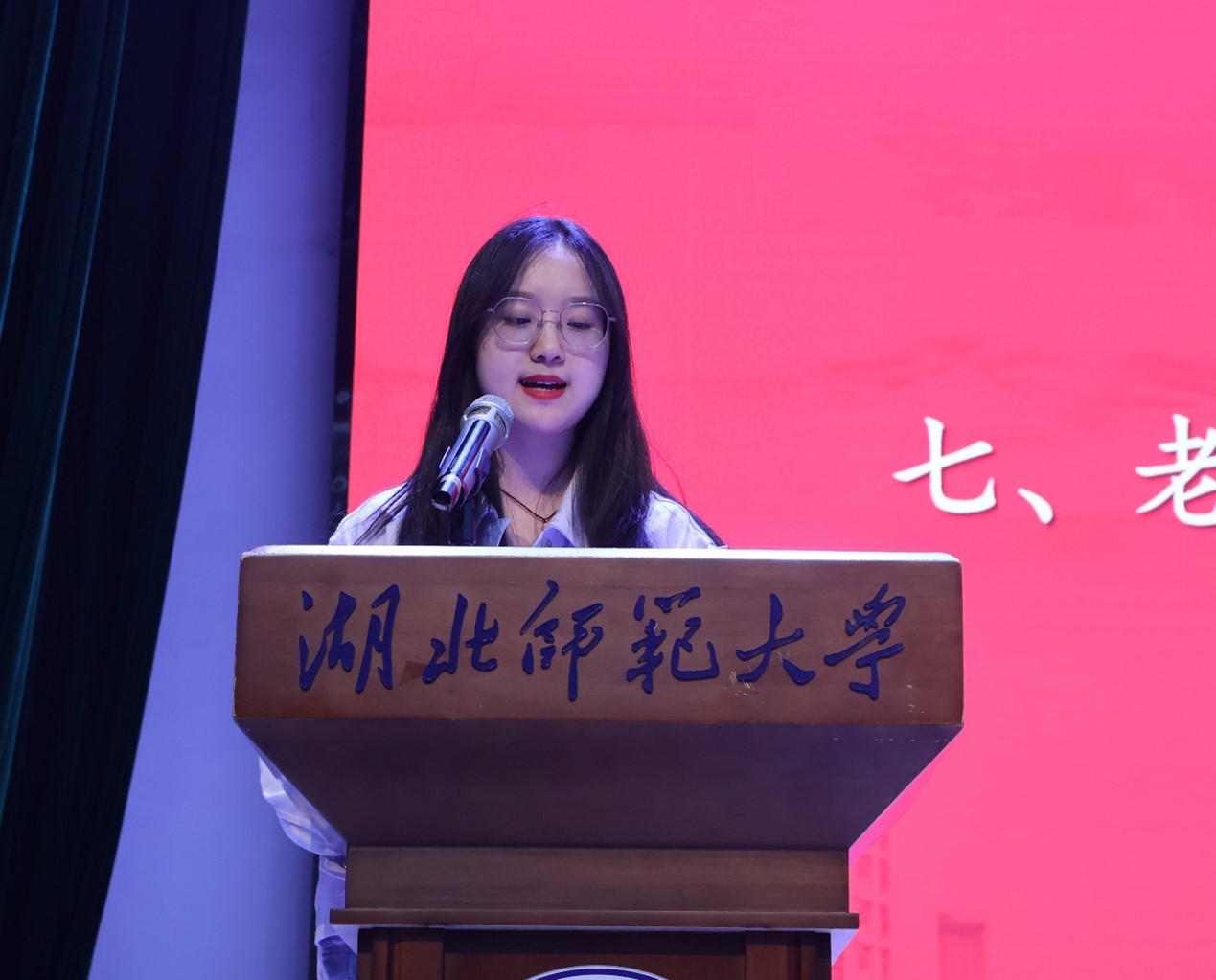 墙边的女人  中度可信度描述已自动生成