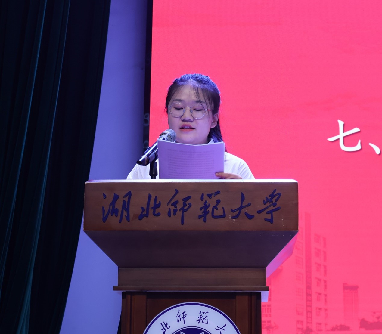 人手里拿着钟表  中度可信度描述已自动生成