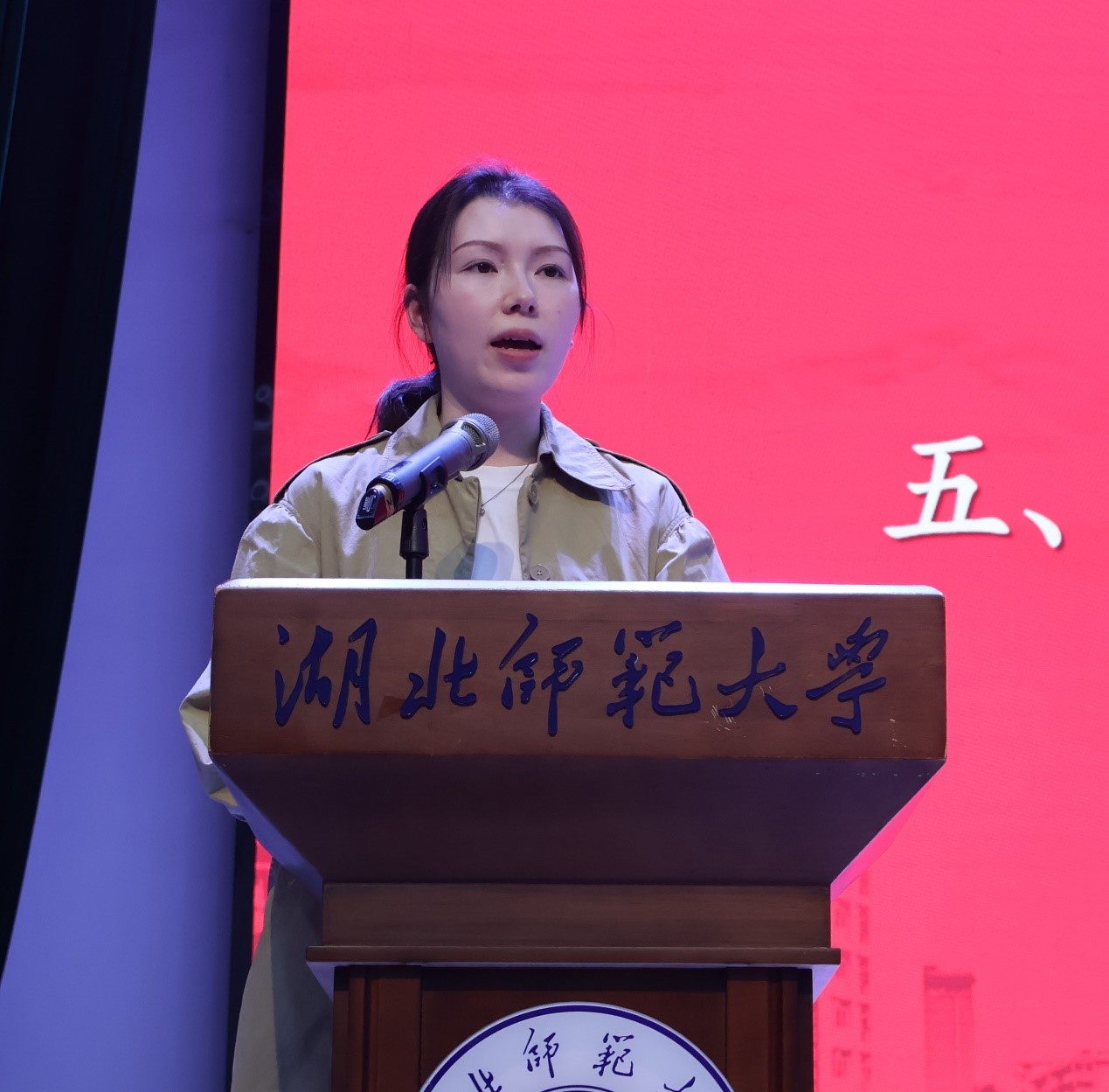 人手里拿着钟表  描述已自动生成