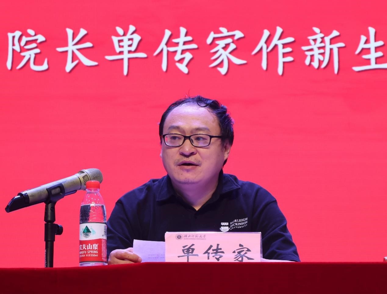 男人的照片上写着字  描述已自动生成