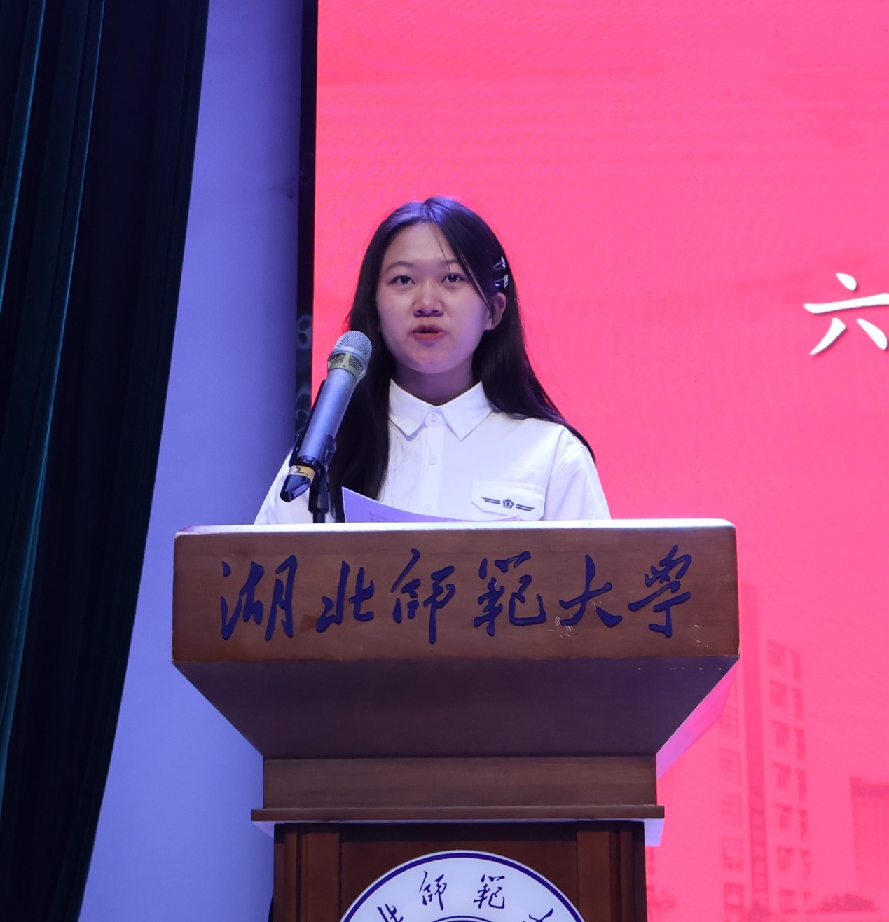 人手里拿着钟表  描述已自动生成