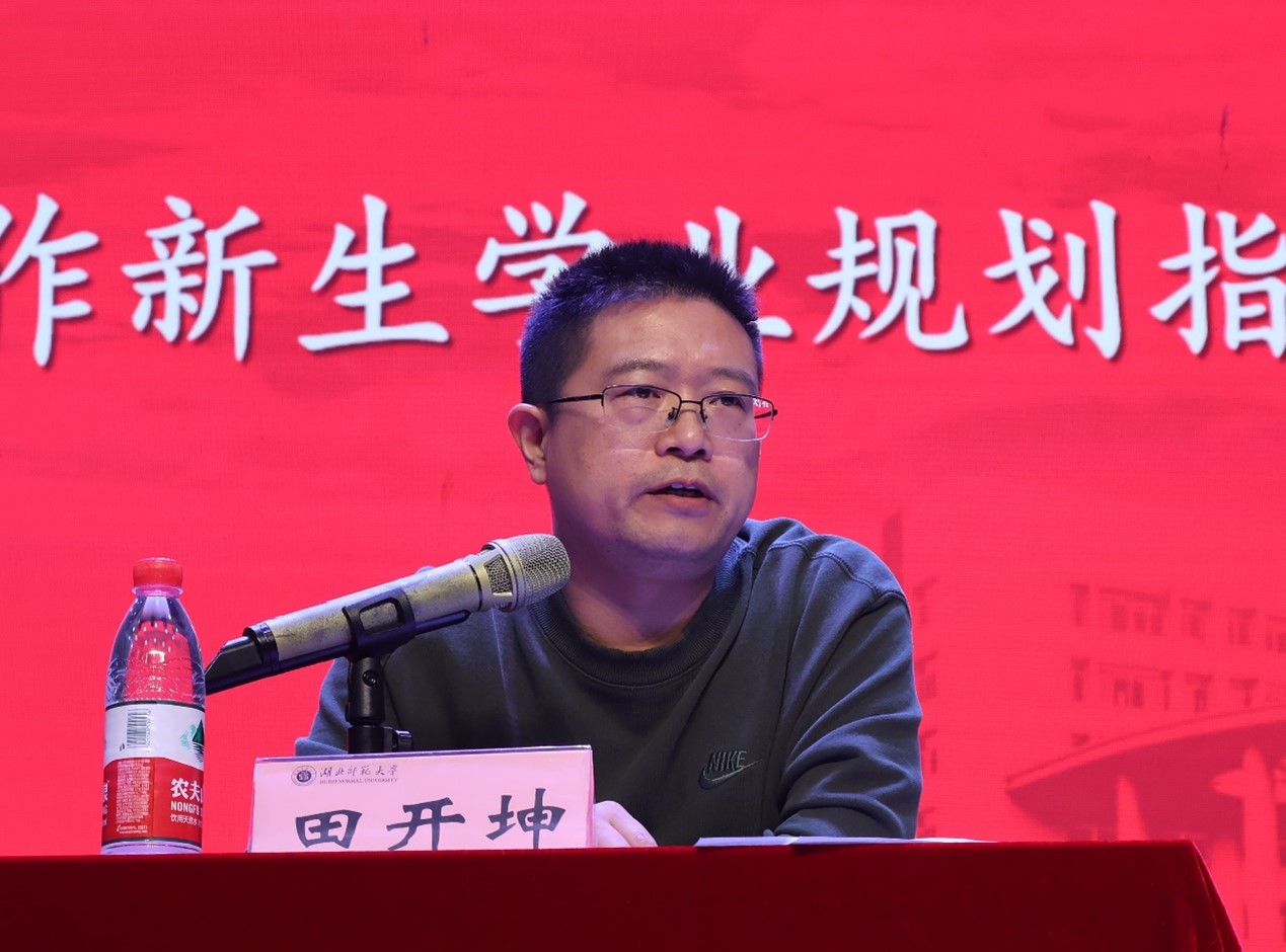 男人的照片上写着字  描述已自动生成